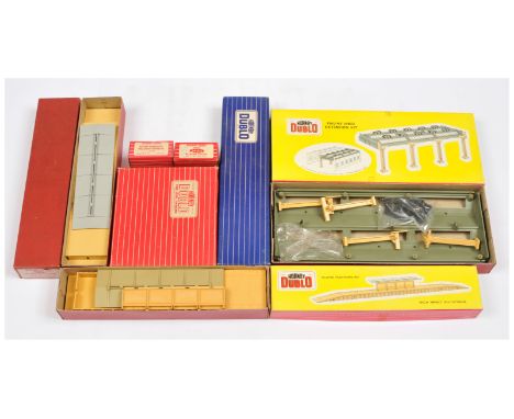 Hornby Dublo Group of Plastic Buildings &amp; Trackside Accessories. Comprising 5006 Engine Shed Extension Kit, 2x 5030 Islan