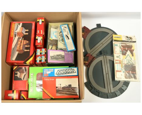 Hornby, Metcalfe, Peco, Airfix mixed group of kits &amp; accessories. To include Hornby 2x R593 Town Station, R506 Goods Shed