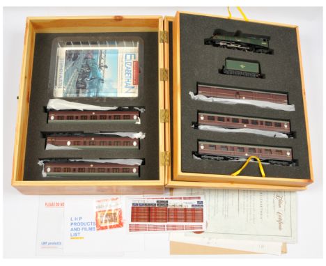 Bachmann OO The Elizabethan 5th Anniversary Set. Containing 4-6-2 BR Green A4 60017 Silver Fox Loco &amp; Tender, 5x BR Maroo
