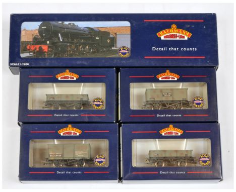 Bachmann mixed group comprising of Locomotive and Wagons to include 32-252A 2-8-0 WD Austerity Class Steam Locomotive No. 902