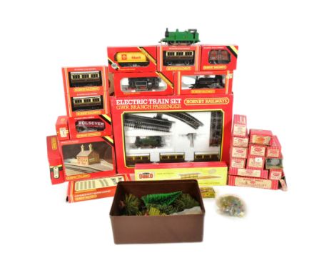 Model Railway - a collection of vintage Hornby / Dublo OO gauge model railway trainset locomotive engine, rolling stock and a