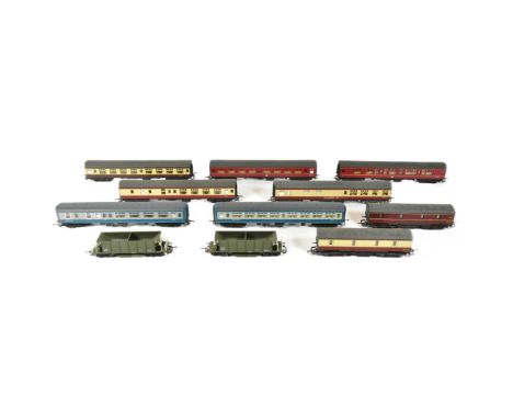 Model Railway - a collection of x11 vintage Lima OO gauge model railway trainset rolling stock and coaches. To include; L3053