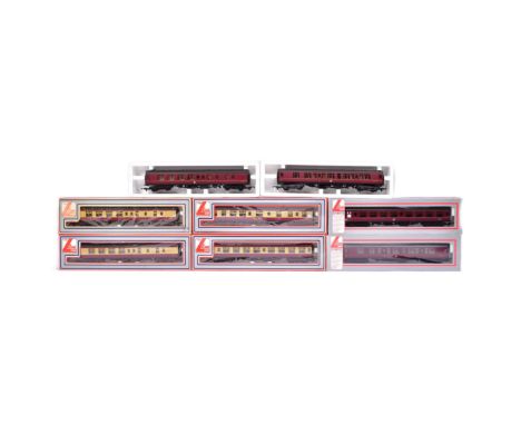 Model Railway - a collection of x8 Lima OO gauge trainset locomotive coaches, to include: M34376, M34642 'Restaurant Car', M2