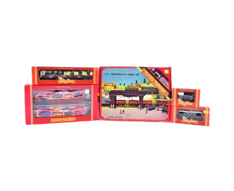 Model Railway - a collection of x5 Hornby OO gauge model railway trainset rolling stock and accessories, comprising of R.404 