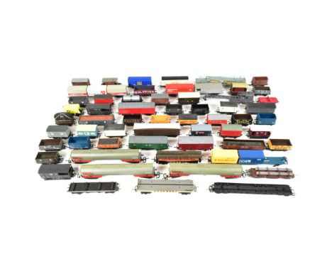 Model Railway - a collection of assorted OO gauge model railway trainset locomotive rolling stock wagons to include Johnnie W