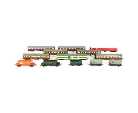 Model Railway - collection of x13 Triang OO gauge model railway trainset rolling stock and coaches. To include: R124-5 20T co