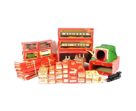 Model Railway - a collection of vintage Triang OO gauge model railway trainset locomotive&nbsp; engines, rolling stock, acces