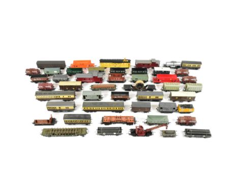 Model Railway - a large collection of assorted OO gauge model railway trainset locomotive rolling stock wagons to include Tri