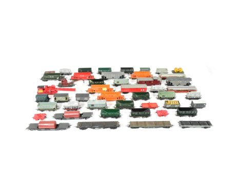 Model Railway - a collection of assorted OO gauge model railway trainset locomotive rolling stock wagons to include tankers, 