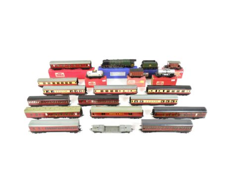 Model Railway - a collection of assorted Hornby Dublo OO gauge model railway trainset rolling stock, coaches and locomotive. 