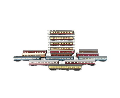 Model Railway - a collection of x16 OO gauge model railway trainset locomotive rolling stock coaches and carriages to include