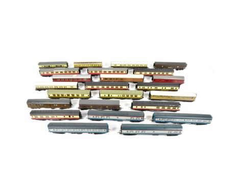 Model Railway - a collection of x24 assorted OO gauge model railway trainset locomotive rolling stock coaches and carriages t