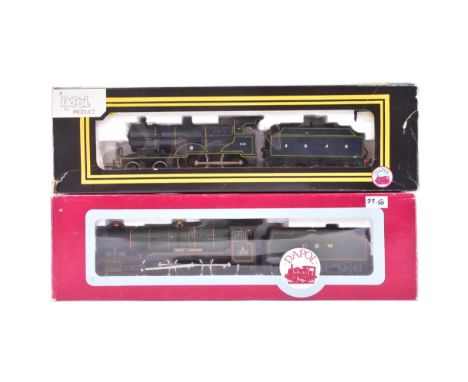 Two vintage Dapol OO gauge model railway trainset locomotive engines, comprising of: D/3 4-6-0 County in G.W.R Green Worceste