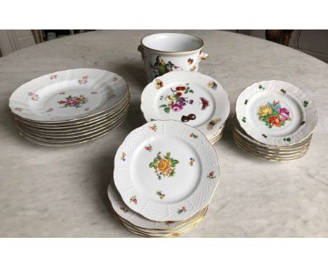 HEREND PORCELAIN COLLECTION, a cache pot, 8 dinner plates together with 17 side plates all hand painted gilded and stamped. (