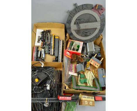 A QUANTITY OF UNBOXED AND ASSORTED OO & HO GAUGE MODEL RAILWAY ITEMS, to include Class 9F 'Evening Star' No.92220, B.R. green