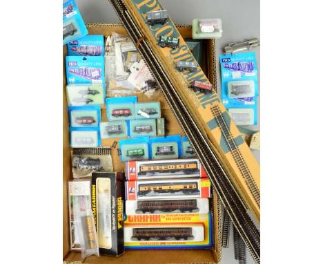 A QUANTITY OF BOXED AND UNBOXED ASSORTED N GAUGE MODEL RAILWAY ITEMS, coaches, rolling stock, track, accessories, Graham Fari