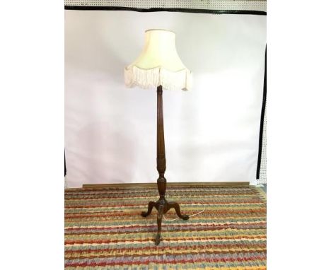 A VICTORIAN STYLE MAHOGANY STANDARD LAMPOn reeded column over three downswept supports 160cm high