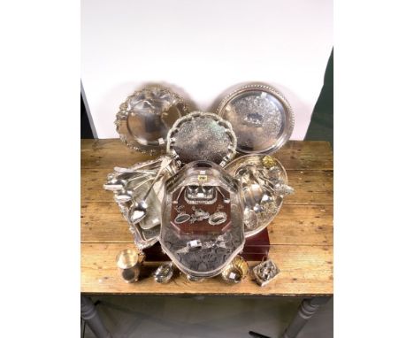 SILVER PLATED WARES INCLUDING A CASED FLATWARE SET, SERVING TRAYS, CUPS, JUGS AND SUNDRY (QTY)