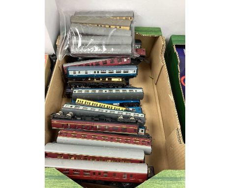 OO gauge coaches including Tri-ang, Lima etc, loose, playworn approx. 35