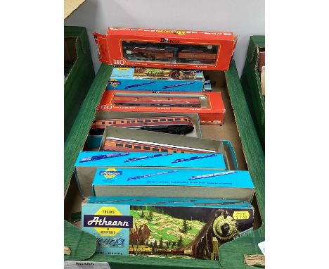 HO gauge Southern Pacific Loco, rolling stock etc. from Athearn and Rivarossi, boxed. (9)