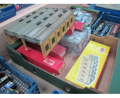 A collection of Hornby Dublo (2-rail) Rolling Stock Items and Lineside Accesories to include Breakdown Crane (damaged), Engin