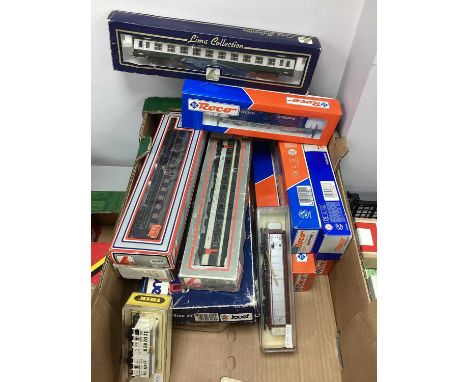 HO gauge coaches and rolling stock by Roco, Lima etc, boxed, approx 20