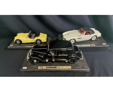 3 MODELLAUTOS / BLECHSPIELZEUG: "CITROEN 15 CV, 1952", Maisto Modellauto. Schwarz lackiertes Blech und Kunststoff. Motorhaube