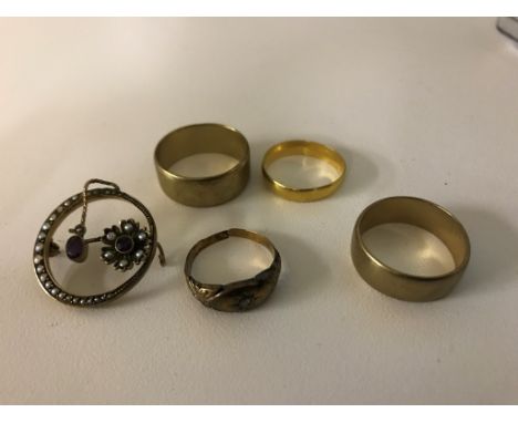A quantity of gold rings; together with an amethyst and pearl brooch (A/F)