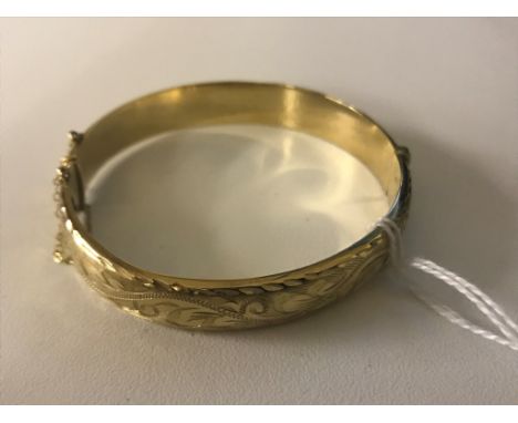 A 9ct bright cut hinged bangle
