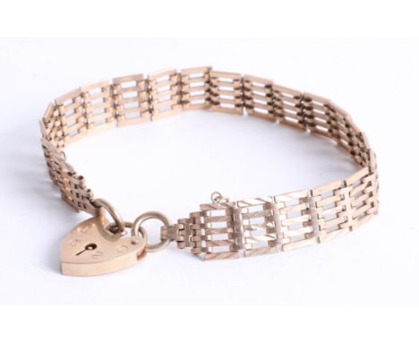 A 9ct gold gate bracelet, approx 15g.