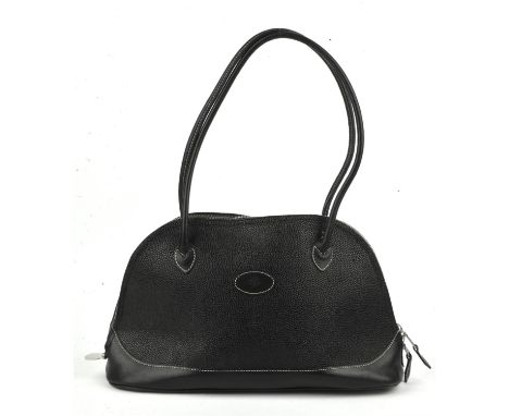 MULBERRY "HOCKLEY" handbag in black Scotch grain leather with silver hardware, cotton Mulberry tree lining with one zipped po