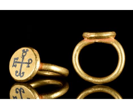 Ca. 500-700 AD.A Byzantine gold ring featuring a discoid bezel joined to a solid round-section hoop, and decorated with a nie
