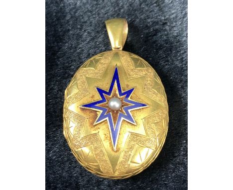 Yellow Metal Victorian Mourning Locket measuring approx: 40mm x 32mm across. On the front is an 8-point Star set with ½ Seed 