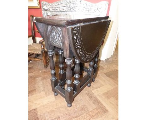 Small carved oak gate-leg table. Condition report: see terms and conditions.