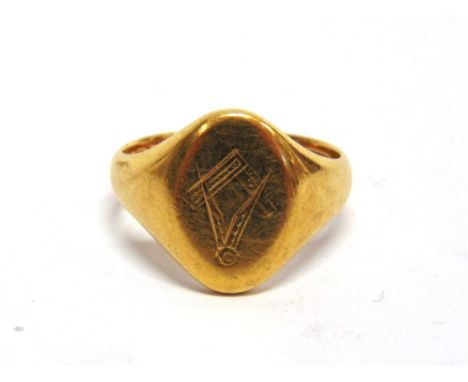 AN 18 CARAT GOLD SIGNET RING Chester 1923, engraved with a masonic set square and compass, finger size S, 9.8g gross