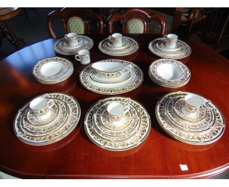 A ROYAL WORCESTER 'WINDSOR' PATTERN DINNER SERVICE comprising eight dinner plates (27cm diameter), eight side plates (20.5cm 