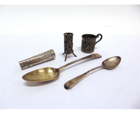 A SILVER GEORGIAN DESERT SPOON ; a Georgian silver teaspoon; a silver cigar holder case with an amber cigar holder with 9 car