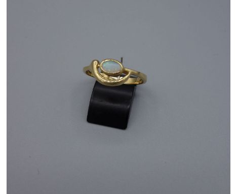 RING, 750er Gold (säuregetestet, 2,3g), offen gearbeiteter Ringkopf besetzt mit ovalem Opal in Goldfassung. Ringkopfmaße: 1,1