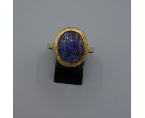 OPAL - RING, 585er Gelbgold (4g) Ringkopf besetzt mit einem ovalen Opal. Ringkopfmaße: 1,5 x 1,4cm, Ringgr 58.