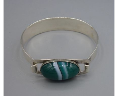 MODERNE ARMSPANGE MIT MALACHIT / bangle with malachite, ohne Herstellerpunze, 925er Sterlingsilber, insgesamt 20 Gramm. Armsp