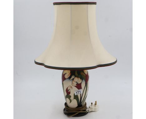 Moorcroft Calla Lily pattern table lamp, with shade, no cracks or chips, H: 26 cm to top of base, boxed. All electrical items