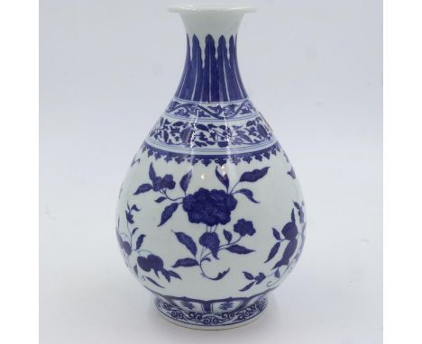Large Chinese bottle vase, the body decorated with flora, seal mark to base, H: 32 cm, no chips cracks or visible damages, so