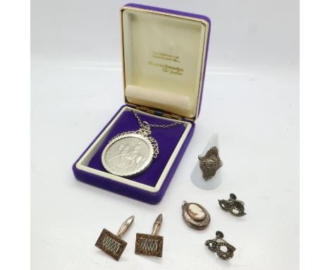 Vintage silver jewellery, including marcasite set ring and earrings, Silver Jubilee crown set into a silver pendant mount, cu