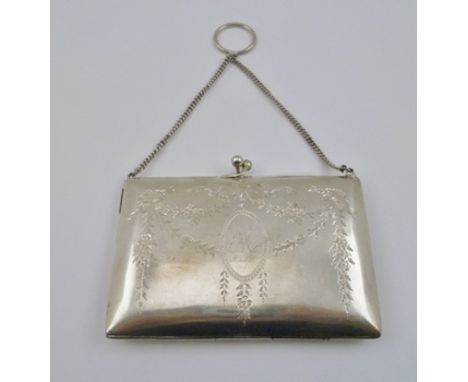 AN EDWARDIAN SILVER EVENING PURSE, with chain handle, the front engraved with floral swags and a reserve engraved "M", hallma