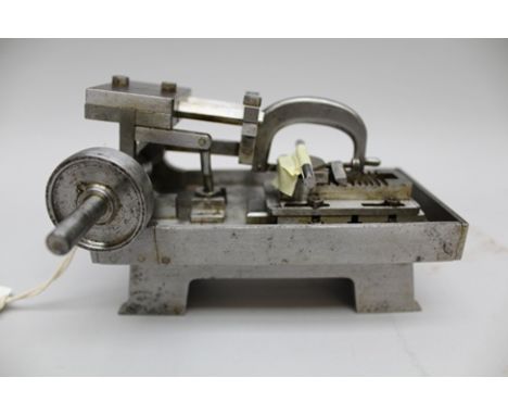 A MID-20TH CENTURY ENGINEER'S MODEL MECHANICAL HACKSAW, 15cm 