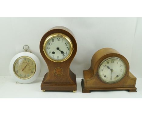 AN EDWARDIAN OAK CASED MANTEL CLOCK, having patera inlaid decoration, the dial with Arabic numerals, 31cm high, together with