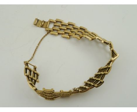 A 9CT GOLD GATELINK BRACELET, the links with decorative bark effect, fitted safety chain, 26g. 