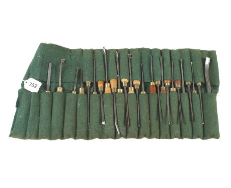 25 slender carving tools predominately by ADDIS in baize roll G+ 