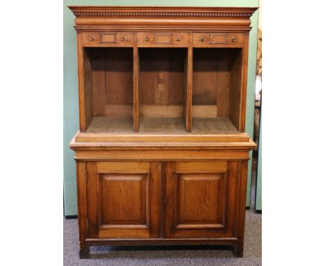 Folio cabinet CONDITION REPORT: Oak 
19th century
Loos section to left upper side, top section lefts iff base
Scrape to top
H