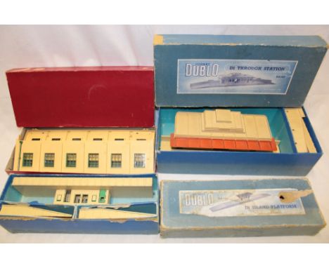 Hornby Dublo - 5005 2-road engine shed in original box, D1 island platform in original box and D1 through station in original